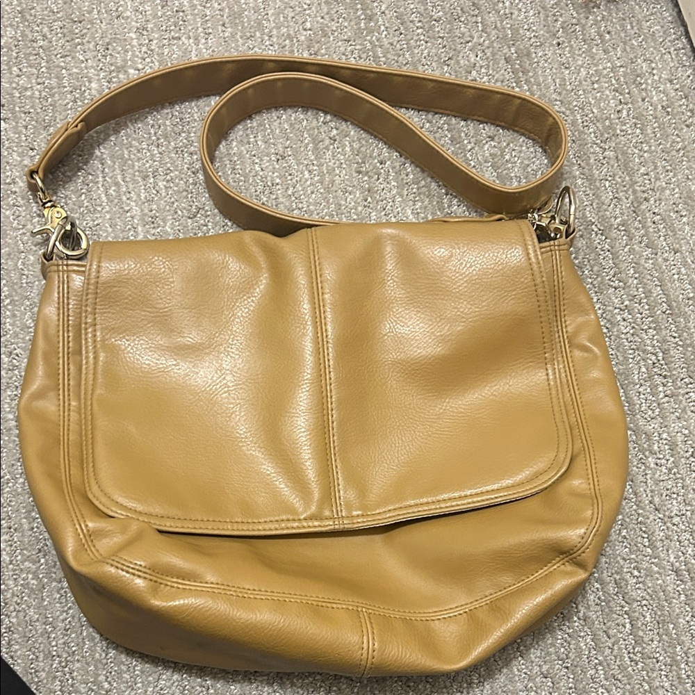 Elegant Tan Leather Shoulder Bag